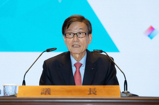 윤진식 한국무역협회 회장이 지난 2월 서울 강남구 삼성동 코엑스에서 열린 2025년도 정기총회 개회사를 하고 있다. 무협 제공